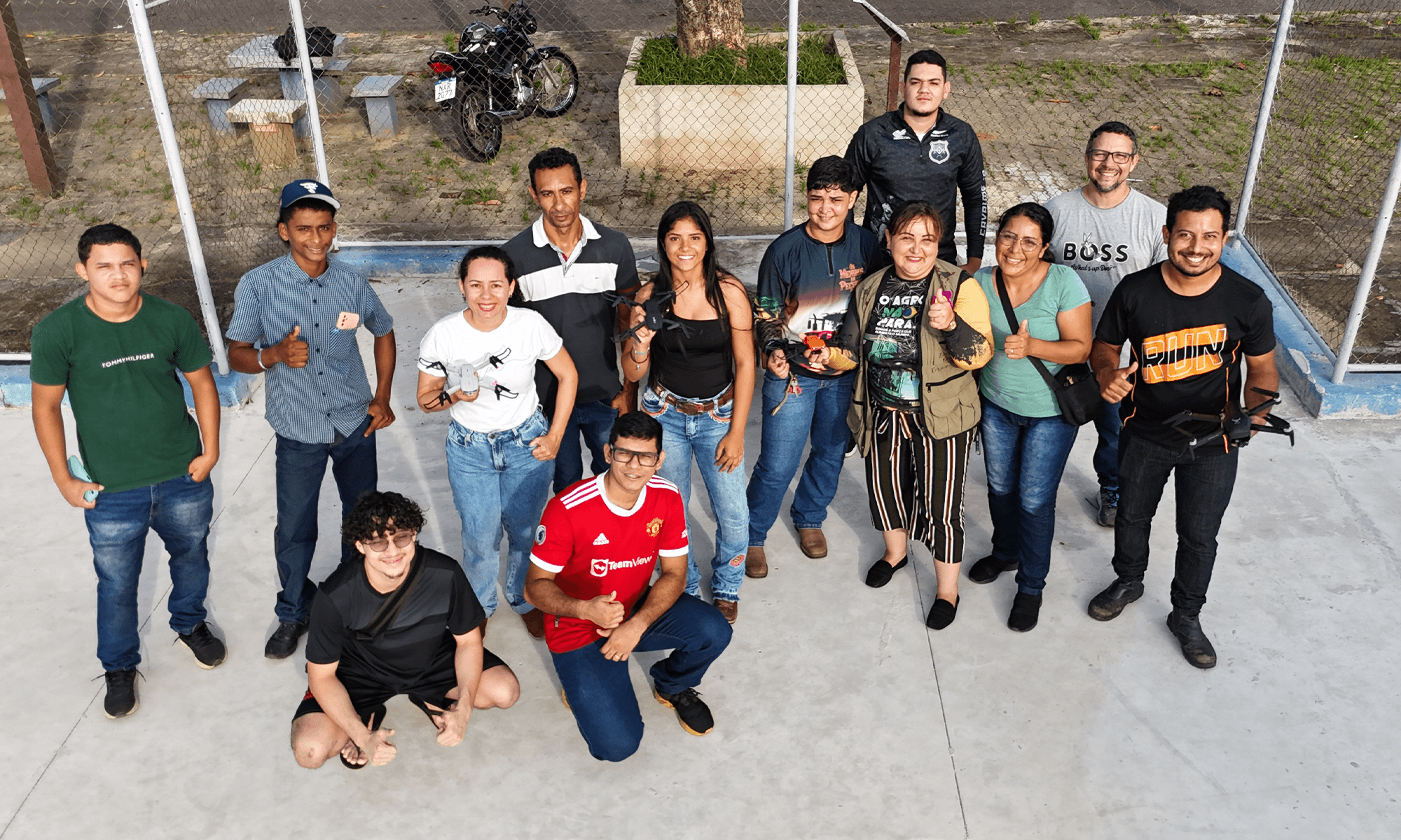 Alunos em aula prática do Curso de Pilotagem Básica de Drones do Instituto Vida Plena