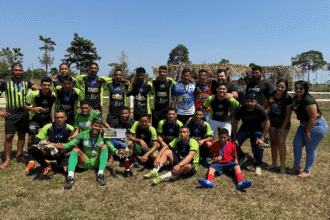 Equipe Cassirian do 15 comemora o título do Campeonato Vida Plena no Campo do Vando, no Ramal do 15.