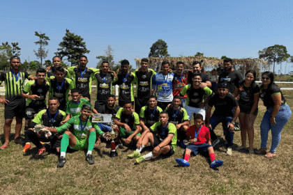 Equipe Cassirian do 15 comemora o título do Campeonato Vida Plena no Campo do Vando, no Ramal do 15.