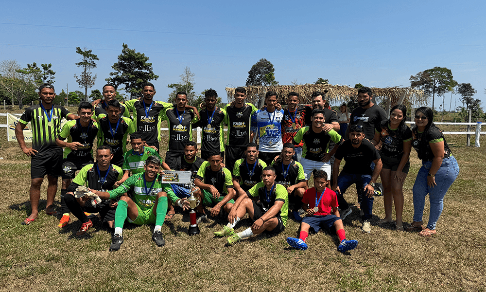 Equipe Cassirian do 15 comemora o título do Campeonato Vida Plena no Campo do Vando, no Ramal do 15.